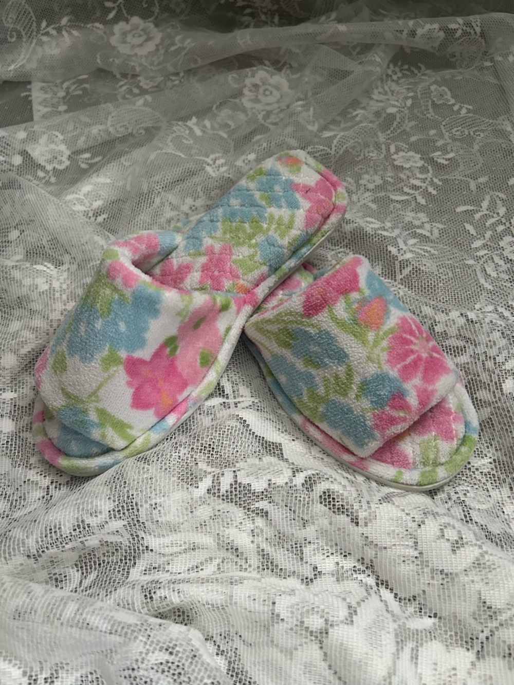 Womens Dearfoam Pastel Floral House Slide On Slippers, Size S 5-6 Soft Cushioned